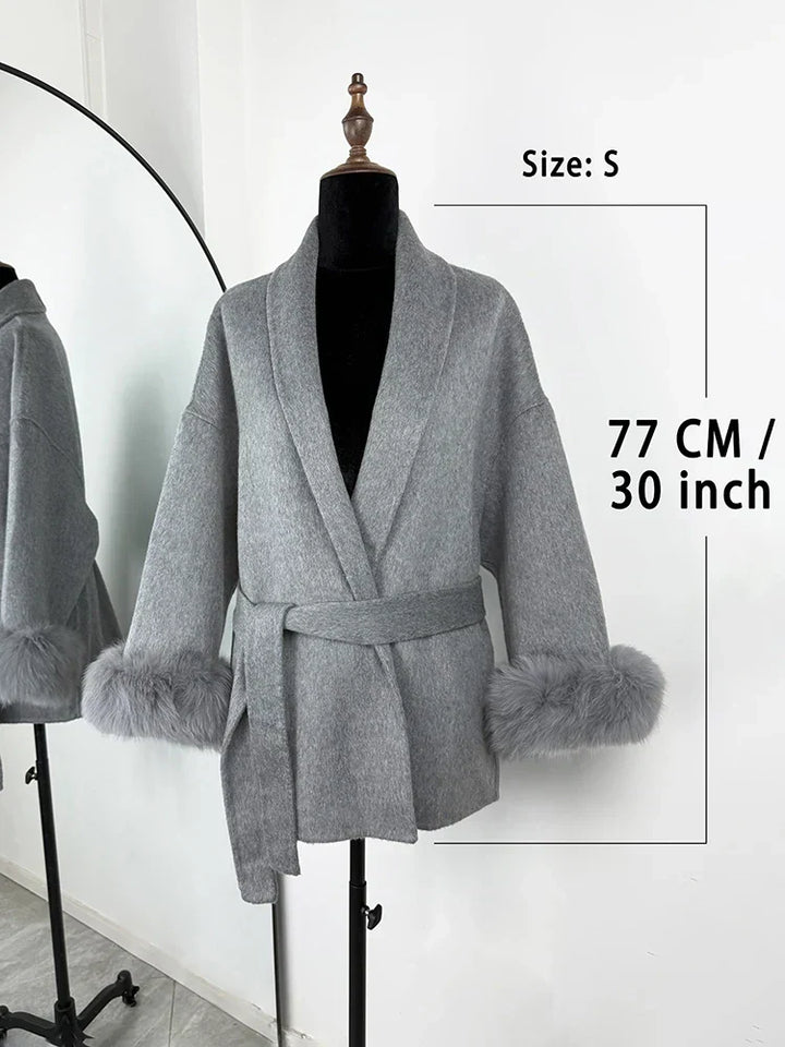 Camille Cannes | Élégant manteau en laine avec col en fourrure