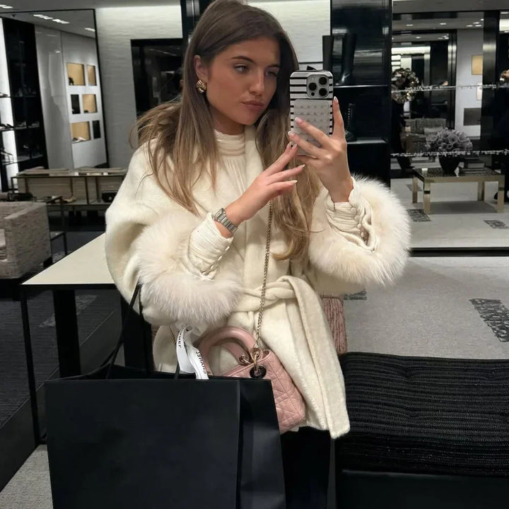 Camille Cannes | Élégant manteau en laine avec col en fourrure