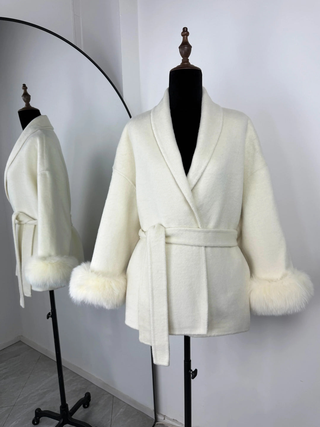 Camille Cannes | Élégant manteau en laine avec col en fourrure