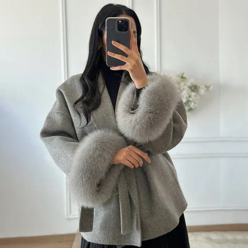 Camille Cannes | Élégant manteau en laine avec col en fourrure