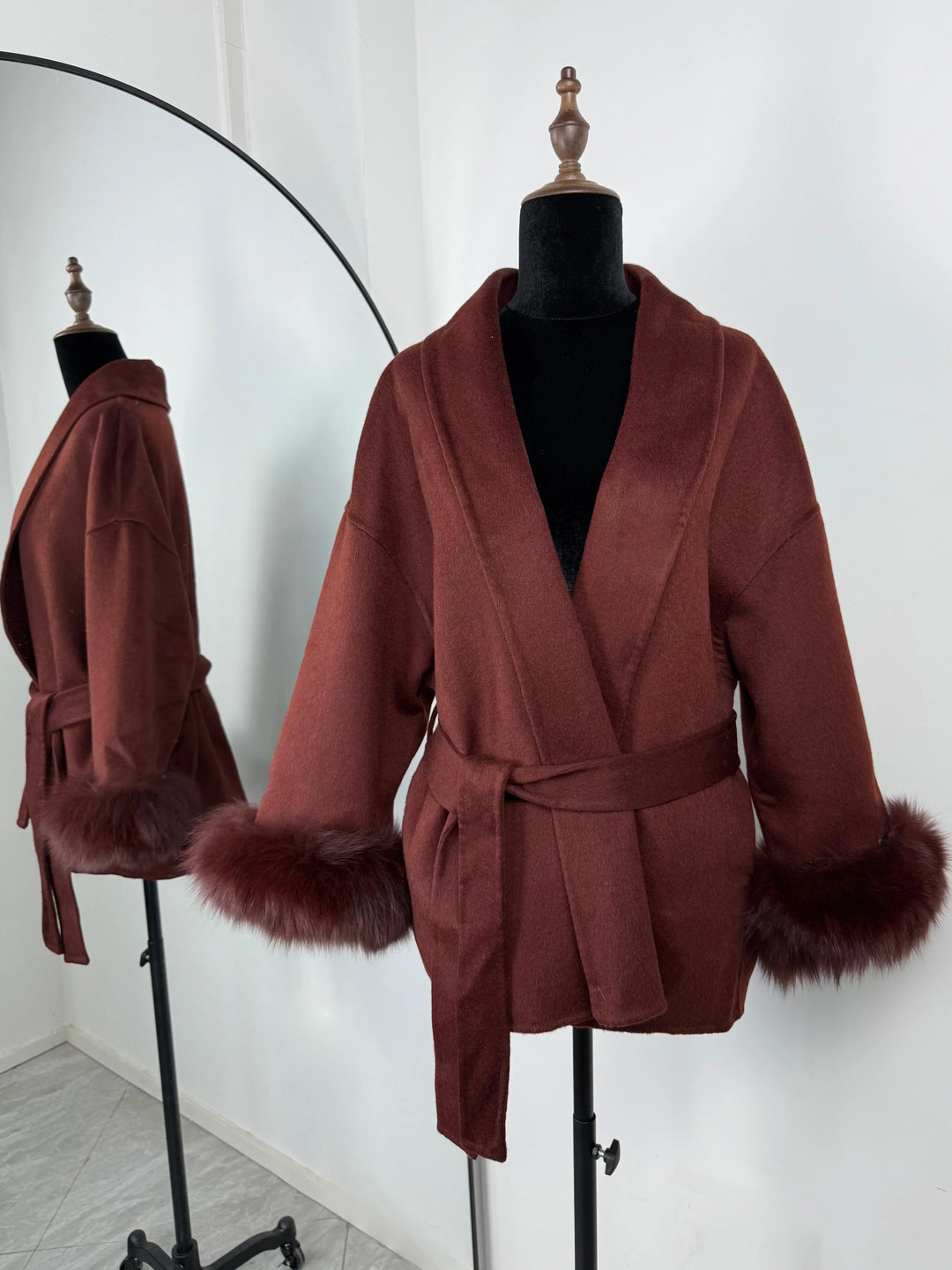 Camille Cannes | Élégant manteau en laine avec col en fourrure
