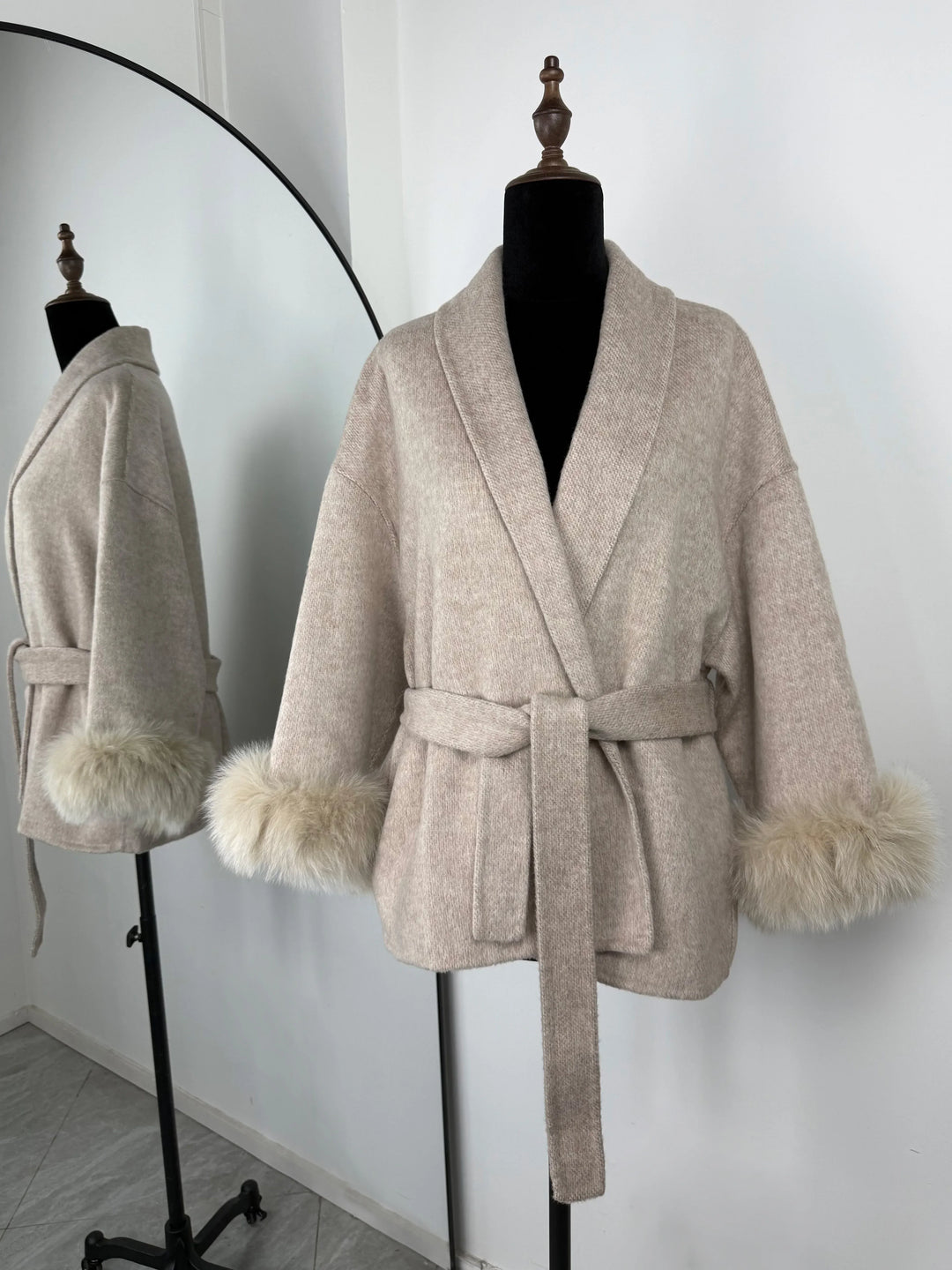 Camille Cannes | Élégant manteau en laine avec col en fourrure