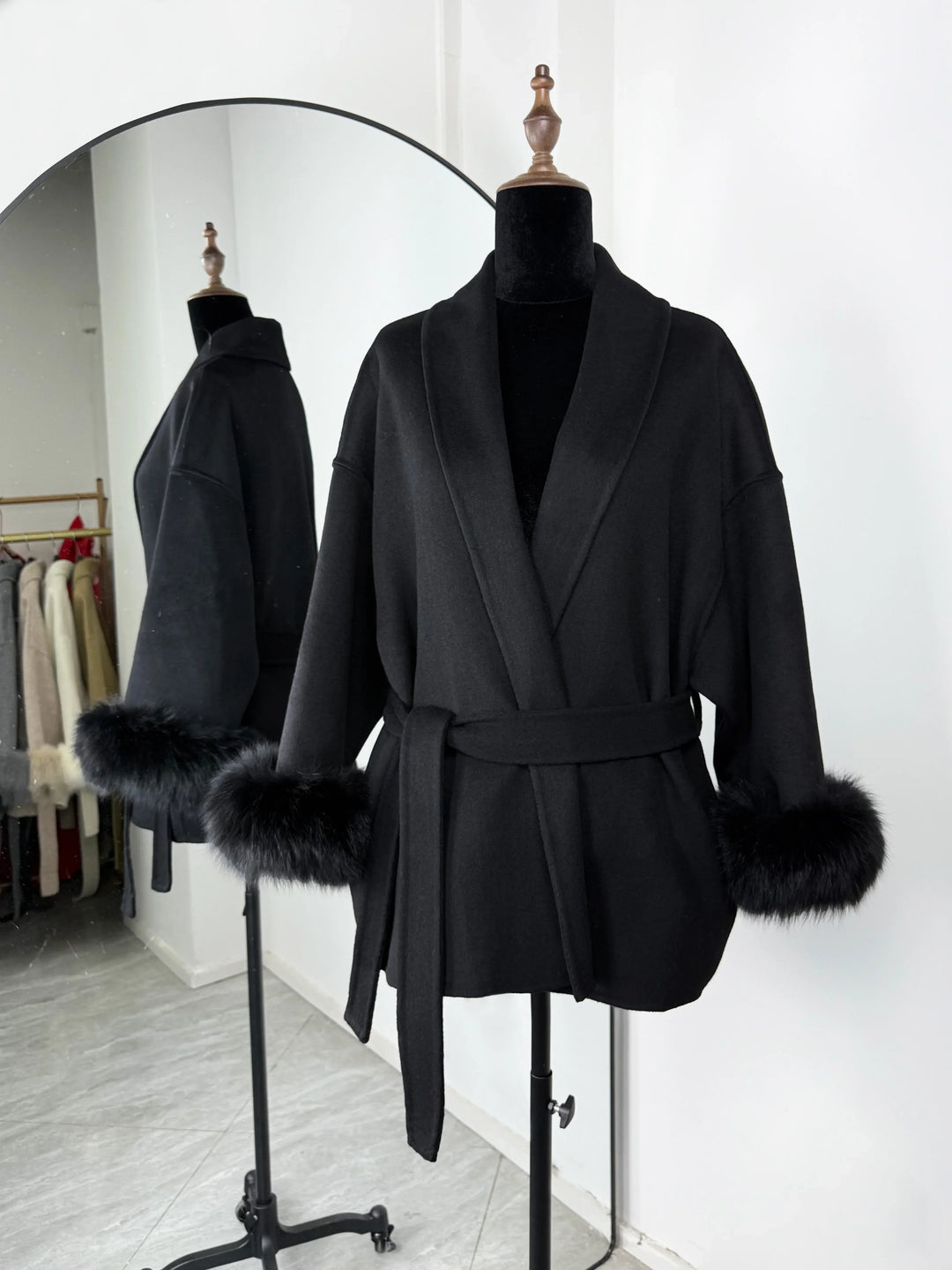 Camille Cannes | Élégant manteau en laine avec col en fourrure
