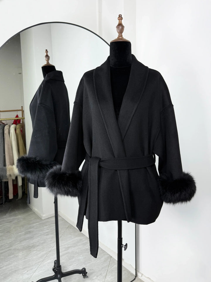 Camille Cannes | Élégant manteau en laine avec col en fourrure