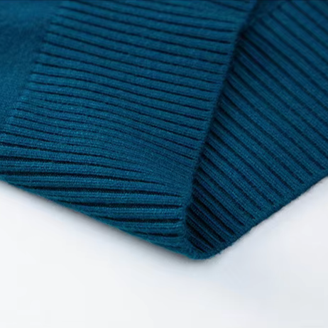 PULL À COL HAUT ÉLÉGANT