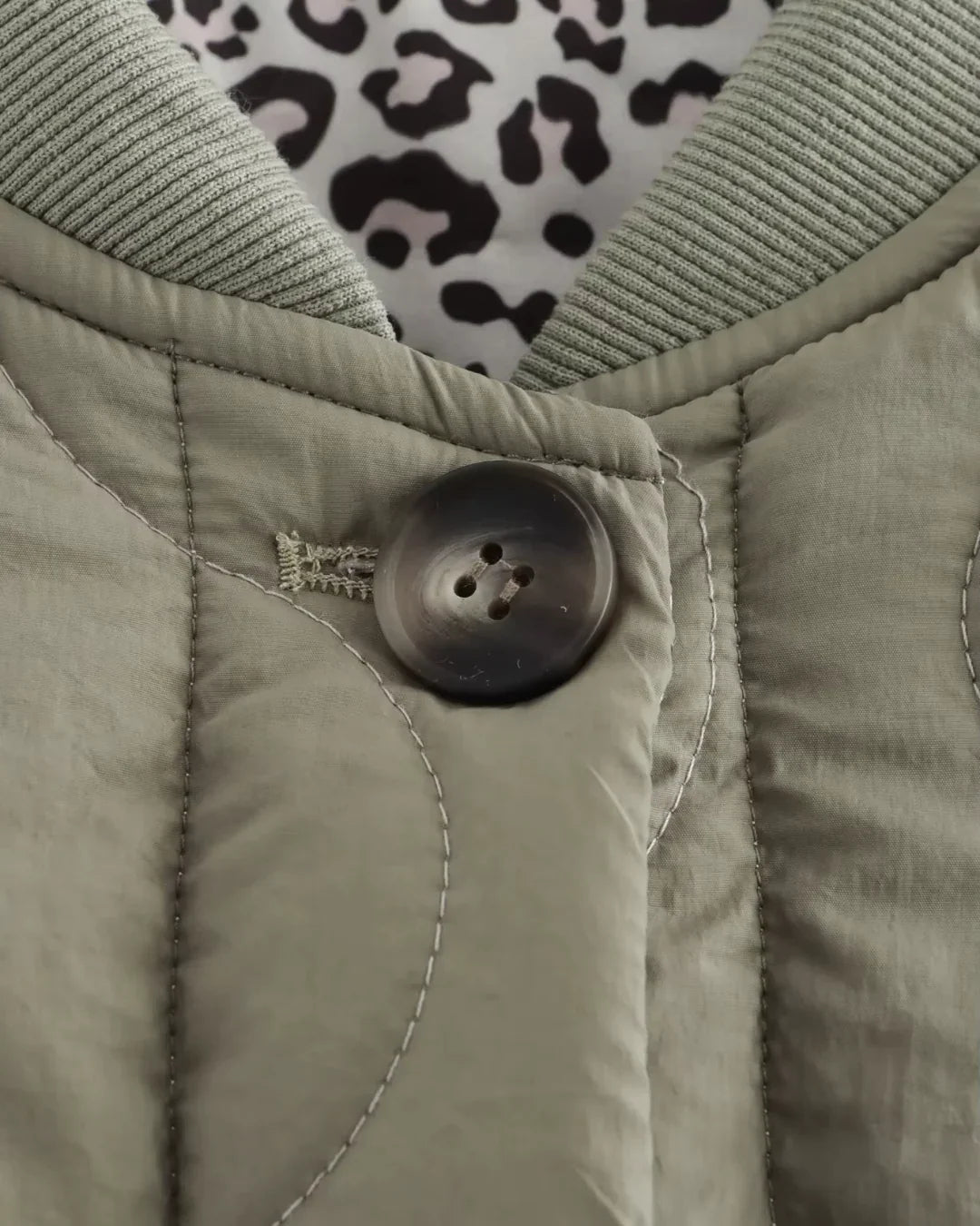 Camille Cannes | Veste matelassée chaude avec détail léopard